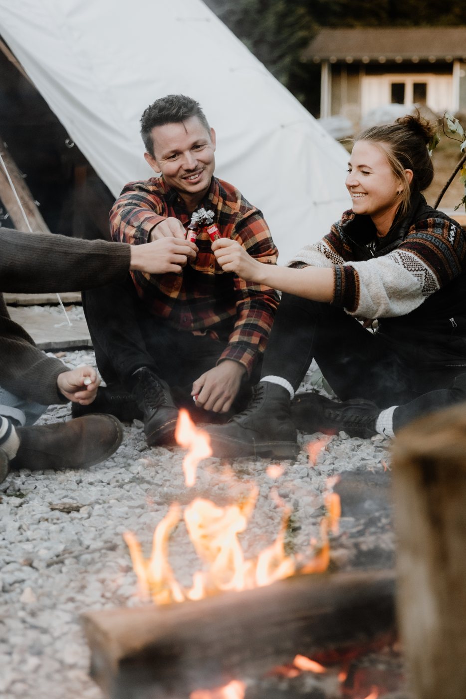 Freunde stoßen am Lagerfeuer mit Schierker Feuerstein an