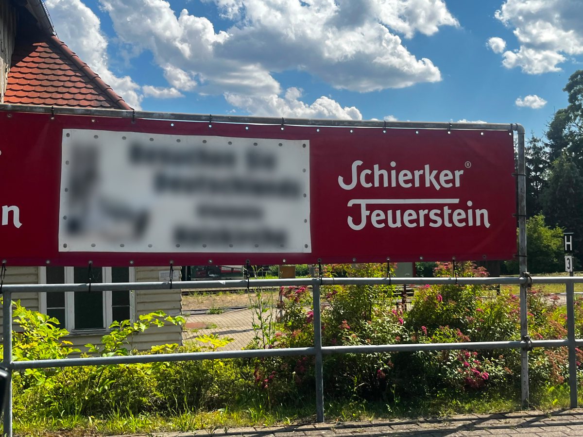 Rotes Schierker Feuerstein Werbebanner im Einsatz bei einer Veranstaltung